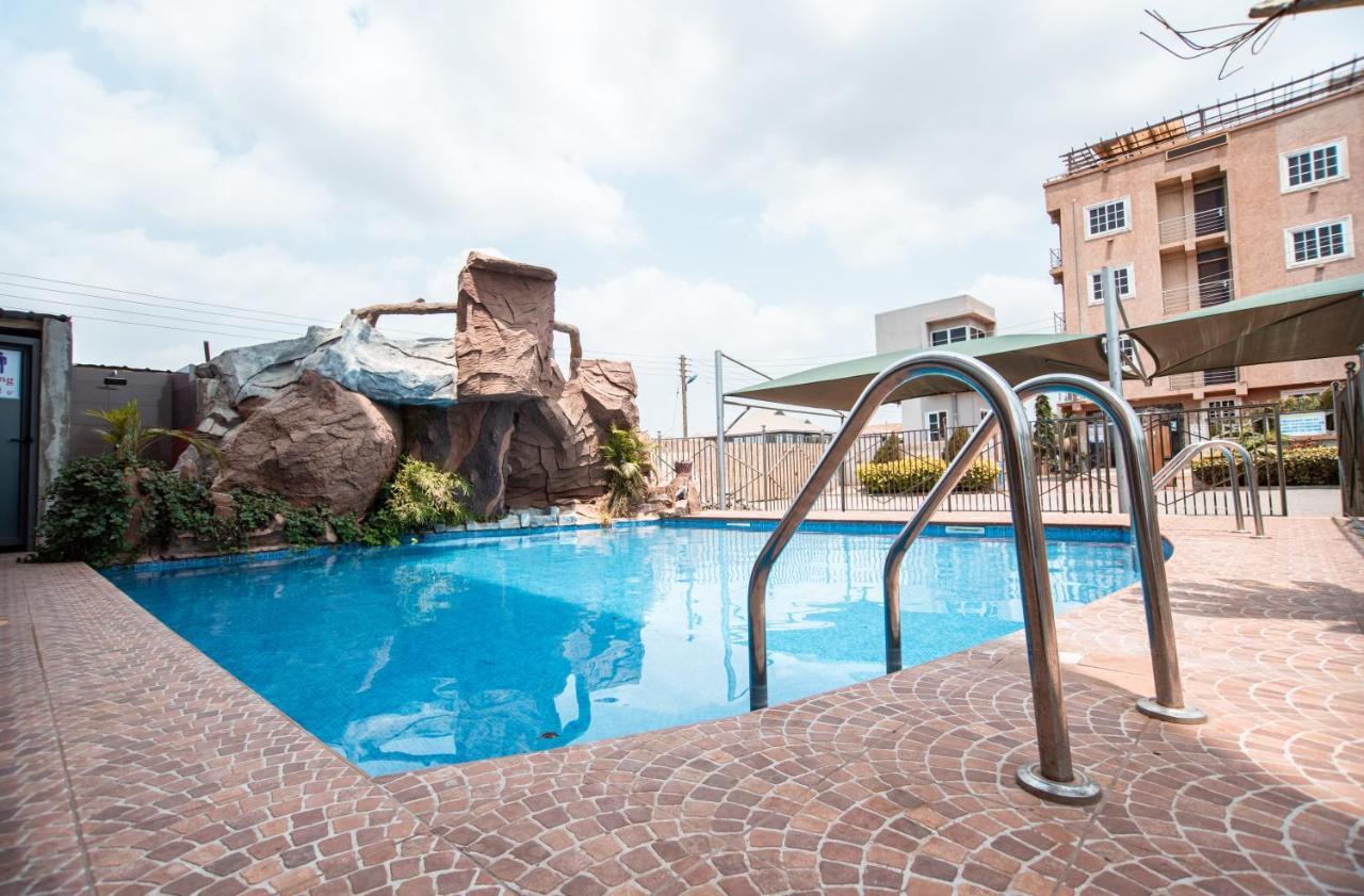 Plus 33 Hotel Nungua Bagian luar foto